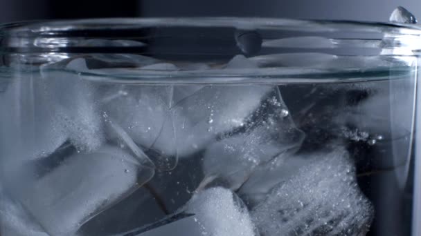 Čistá pitná voda s ledem ve sklenici. — Stock video