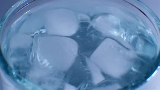 Eau potable pure avec glace dans un verre . — Video