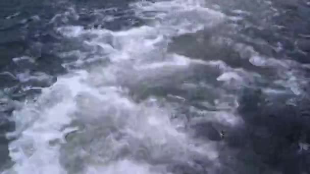 Eau bouillante dans la rivière, dans le sillage d'un bateau .
