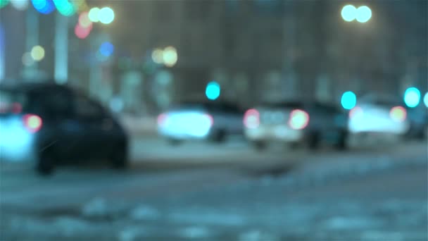 Circulation en hiver, rue du soir de la ville .