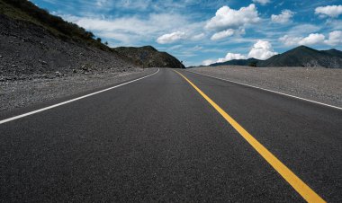 Altai Dağları 'ndaki otoyol, Rusya' nın Altai Bölgesi 'nde.