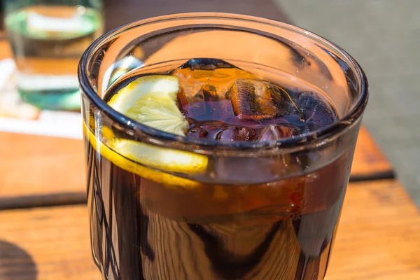Détail, verre de cola avec glace et citron — Photo