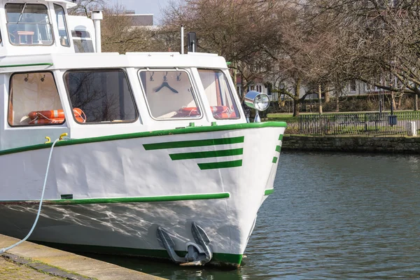 Barco turístico de la Flota Blanca en amarre — Foto de Stock