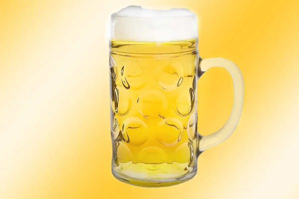 黄色の背景にビールのジョッキ. — ストック写真