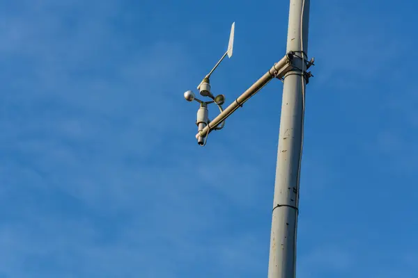 Estación meteorológica con anemómetro —  Fotos de Stock