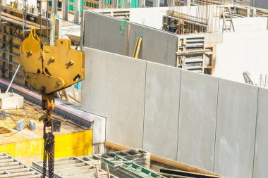 Bina inşaat beton duvarlar ile.         