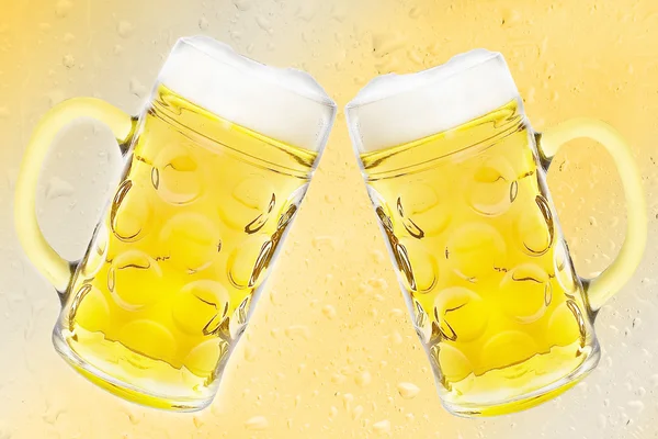 Beer mug on yellow background Drop. — Stock Photo, Image