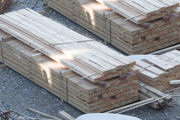 Montón de vigas y tablones de madera . — Foto de Stock