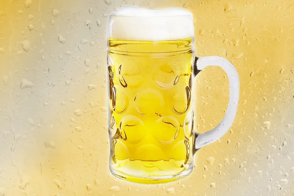 Пивная кружка на желтом фоне Drop . — стоковое фото