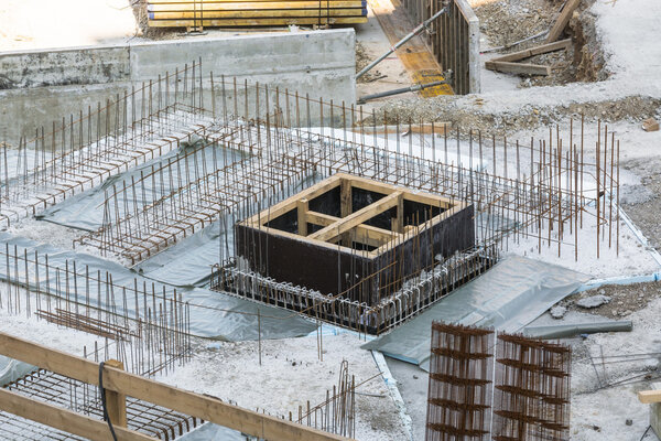 Foundation building of steel and concrete for the construction of an apartment building with underground parking.