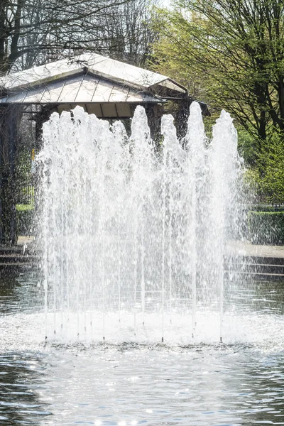 Künstlich angelegter Wasserfall, Brunnen — Stockfoto