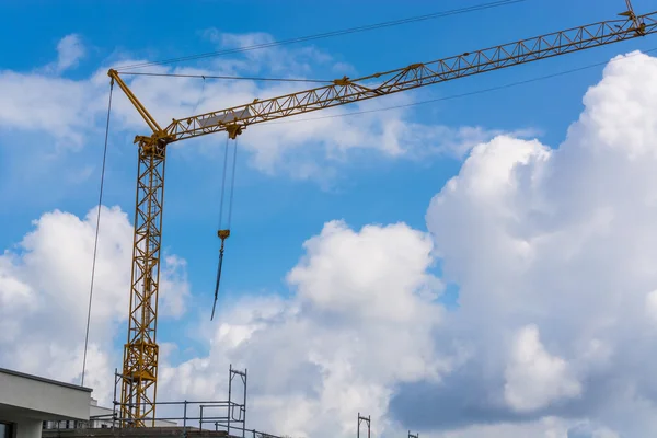 Grúa de construcción contra cielo azul fotografiada —  Fotos de Stock