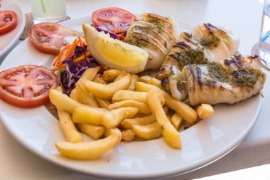 Patates kızartması ile ızgara kalamar