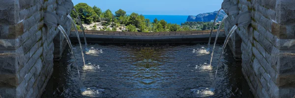 Сучасний фонтан з шістьма підсвіченими водостоками — стокове фото