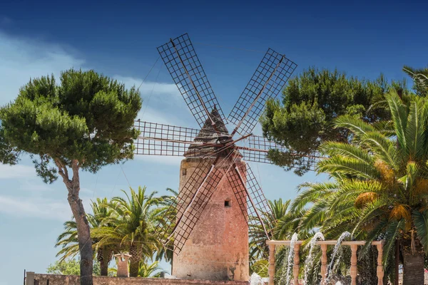Antiguo molino de viento al estilo español — Foto de Stock