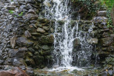 Küçük şelale, yosunlu kayalar akan art arda sıralı        