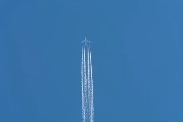 Flugzeug am Himmel mit Kondensstreifen. — Stockfoto