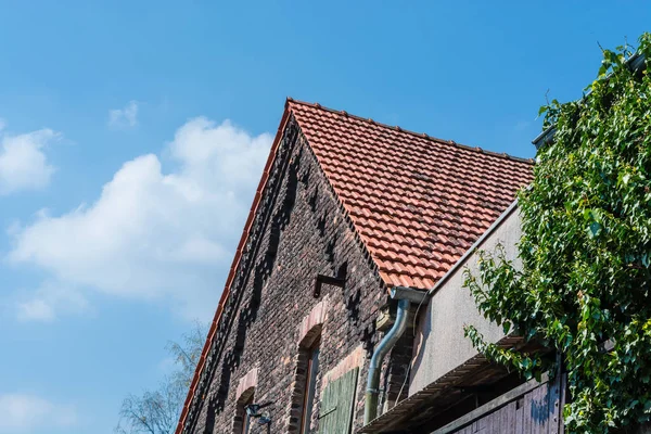 Haus mit Steingiebel aus Ziegelstein — Stockfoto