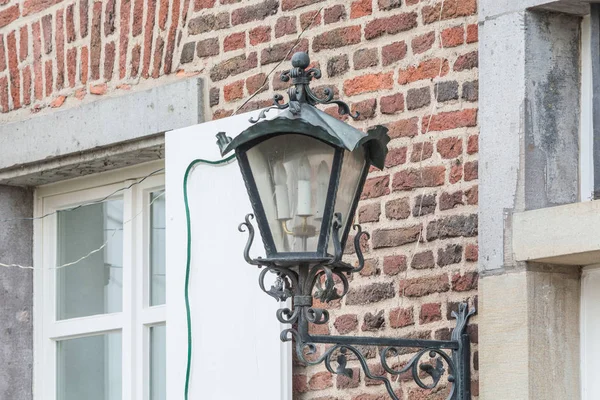 Middeleeuwse verlichte straat lantaarn — Stockfoto