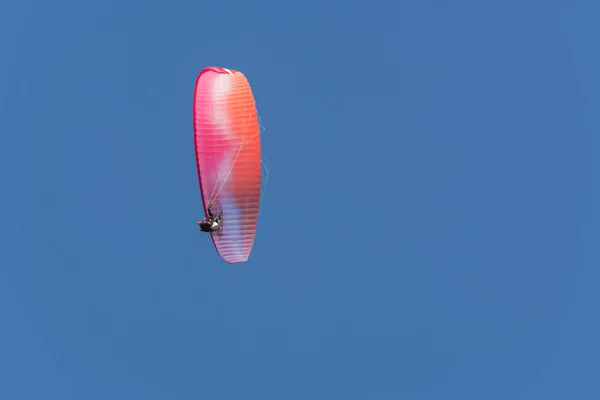 Paramotor silhueta no céu — Fotografia de Stock