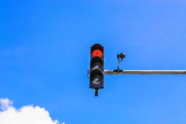 Semaforo e telecamera di sorveglianza — Foto Stock
