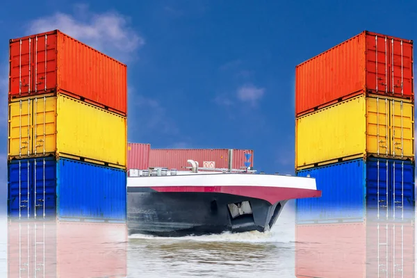 Embarcación de contenedores con diferentes contenedores de mar de colores antes de azul —  Fotos de Stock