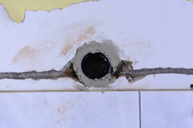 Sıva altında elektrik kabloları     