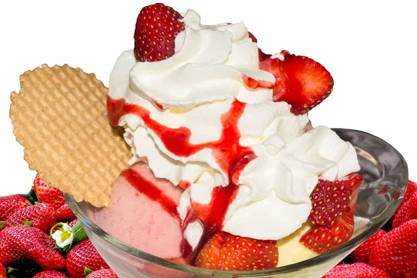 Jahodová zmrzlina s čerstvými jahodami a smetanou — Stock fotografie