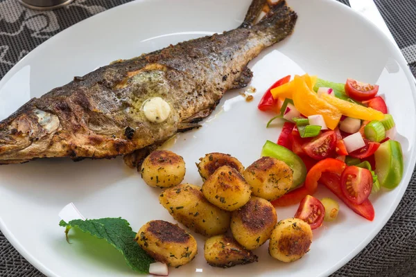 Gebratene Forelle auf weißem Teller — Stockfoto