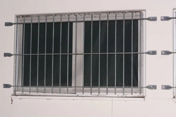 Griglia di sicurezza per finestre e porte come protezione contro intr — Foto Stock