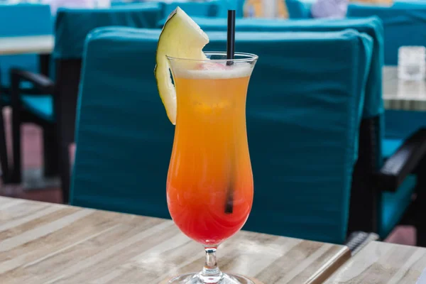 Cocktail Tequila sunrise på ett bord — Stockfoto