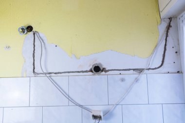 Güç için yeni güç hatları kablo montajı