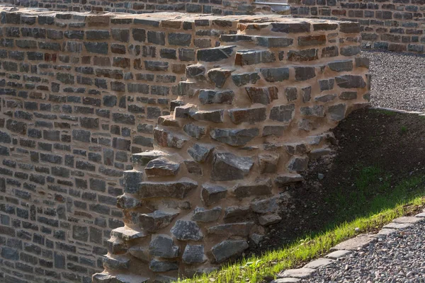 Vecchio muro di pietra con vecchi modelli su Castello Hardenberg — Foto Stock