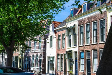 Hollanda 'da eski evlerin cepheleri
