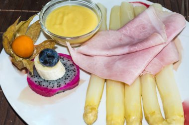 Haşlanmış jambon ile basit kuşkonmaz yemek   