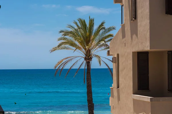 Mit Blick auf das blaue Meer im Vordergrund ein Haus — Stockfoto