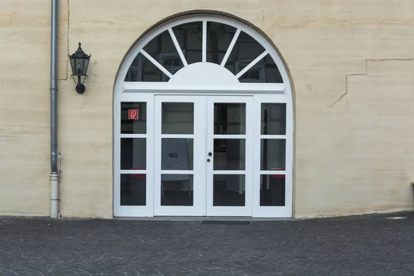 Большие круглые арочные двери с ступенями — стоковое фото