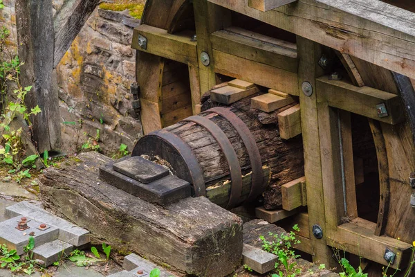 Восстановленное колесо мельницы старой водяной мельницы — стоковое фото