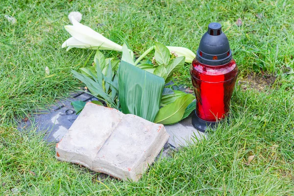 Flowers on a grave — Stock Photo, Image