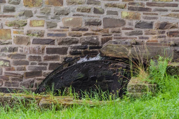 Gerestaureerde molen wiel van een oude watermolen — Stockfoto