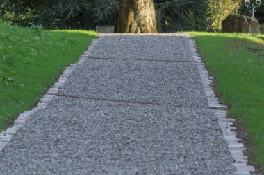 Çakıl yol bir parkta. 