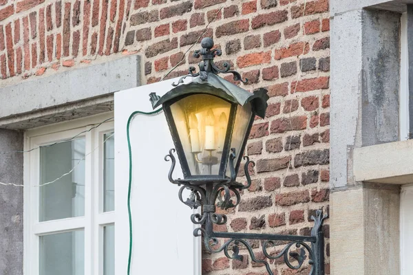Lanterna de rua iluminada medieval — Fotografia de Stock