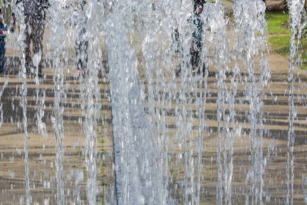 Künstlich angelegter Wasserfall, Brunnen — Stockfoto