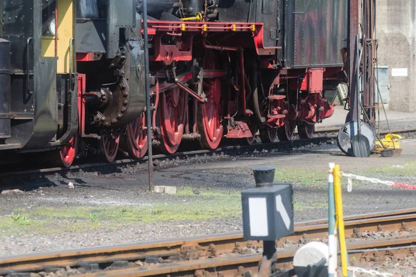 Ruote ferroviarie close-up locomotiva a vapore . — Foto Stock