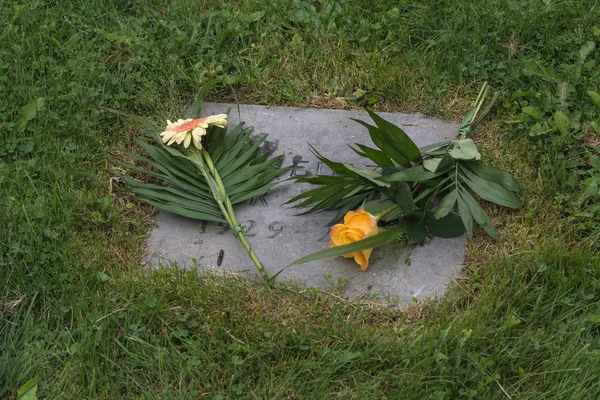 Blommor på en grav — Stockfoto