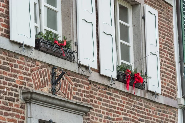 Haus weihnachtlich dekoriert und beleuchtet — Stockfoto