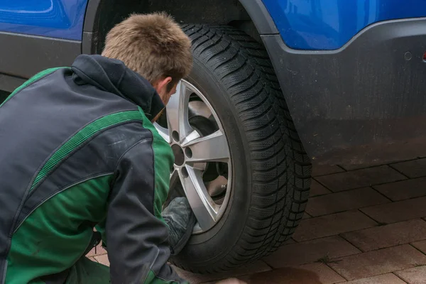 Replace summer tires against winter tires — Stock Photo, Image