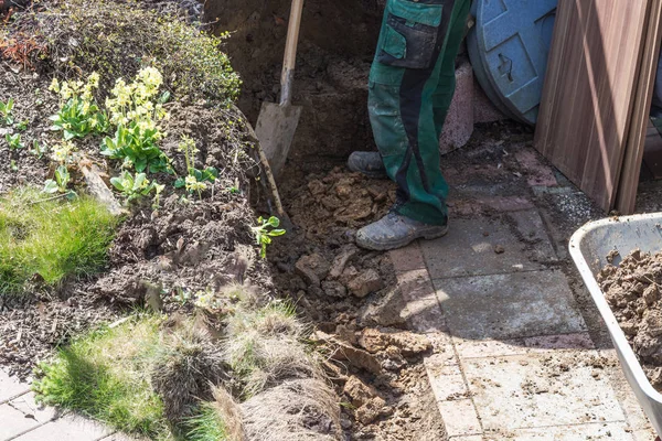 El arabası ile toprak kazı