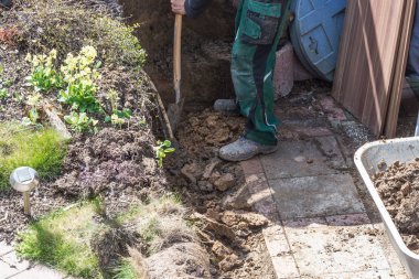 El arabası ile toprak kazı