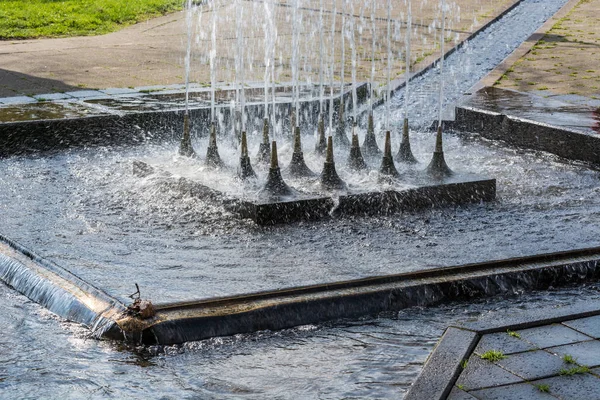 Kunstmatig ontworpen waterval, fontein — Stockfoto